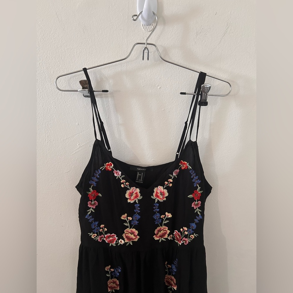 FOREVER 21 - NWT Maxi Dress with adjustable straps Floral Design in Medi…